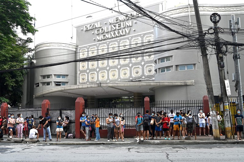 Warga menyelamatkan diri ke luar gedung setelah gempa berkekuatan 7,1 SR, sekitar 300 kilometer jauhnya, terasa di Manila pada 27 Juli 2022. (AFP via Getty Images/JAM STA ROSA) Warga menyelamatkan diri ke luar gedung setelah gempa berkekuatan 7,1 SR, sekitar 300 kilometer jauhnya, terasa di Manila pada 27 Juli 2022. (AFP via Getty Images/JAM STA ROSA)