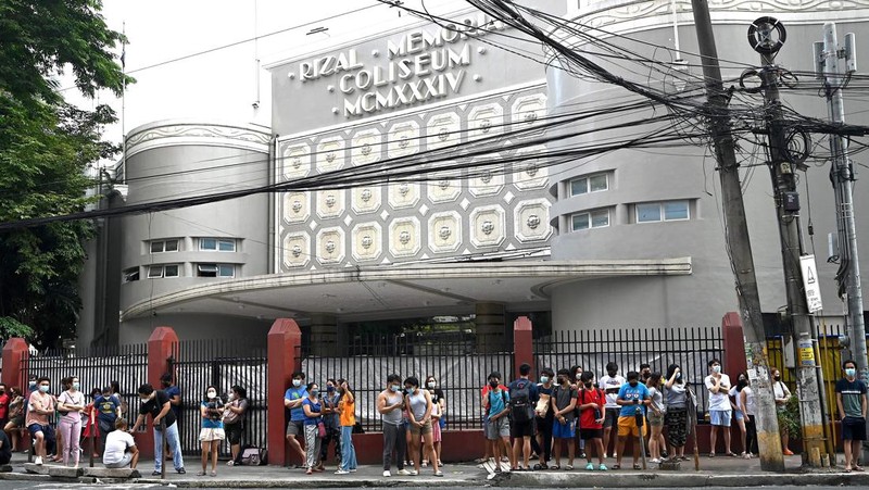 Warga menyelamatkan diri ke luar gedung setelah gempa berkekuatan 7,1 SR, sekitar 300 kilometer jauhnya, terasa di Manila pada 27 Juli 2022. (AFP via Getty Images/JAM STA ROSA)