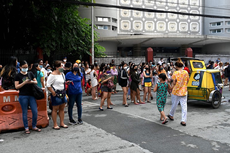 Warga menyelamatkan diri ke luar gedung setelah gempa berkekuatan 7,1 SR, sekitar 300 kilometer jauhnya, terasa di Manila pada 27 Juli 2022. (AFP via Getty Images/JAM STA ROSA) Warga menyelamatkan diri ke luar gedung setelah gempa berkekuatan 7,1 SR, sekitar 300 kilometer jauhnya, terasa di Manila pada 27 Juli 2022. (AFP via Getty Images/JAM STA ROSA)