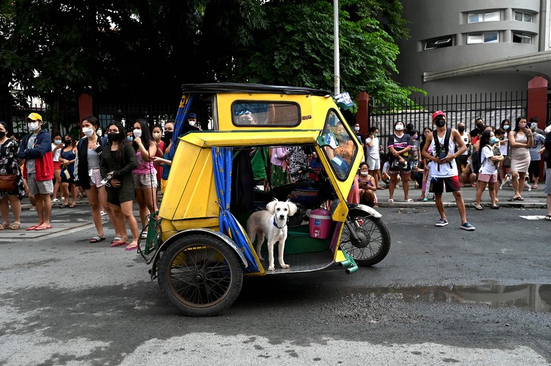 Warga menyelamatkan diri ke luar gedung setelah gempa berkekuatan 7,1 SR, sekitar 300 kilometer jauhnya, terasa di Manila pada 27 Juli 2022. (AFP via Getty Images/JAM STA ROSA) Warga menyelamatkan diri ke luar gedung setelah gempa berkekuatan 7,1 SR, sekitar 300 kilometer jauhnya, terasa di Manila pada 27 Juli 2022. (AFP via Getty Images/JAM STA ROSA)