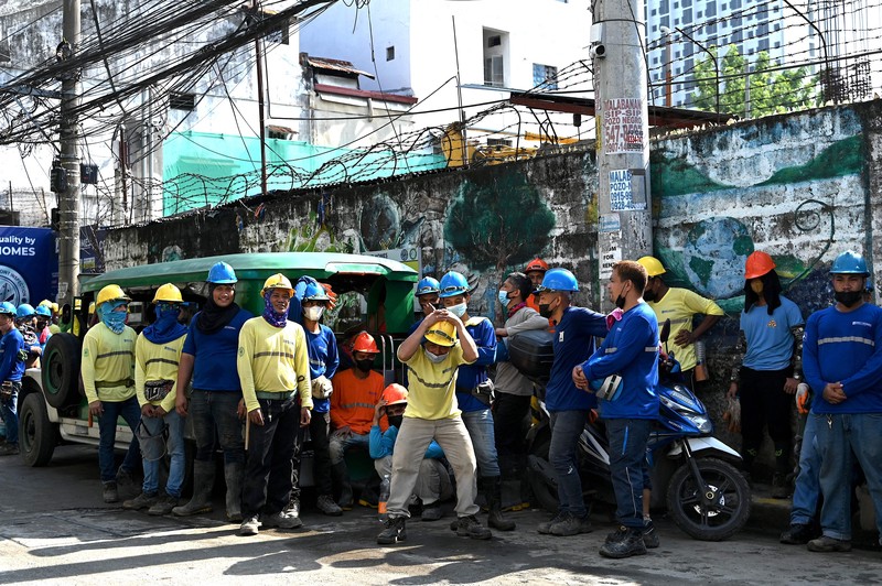 Warga menyelamatkan diri ke luar gedung setelah gempa berkekuatan 7,1 SR, sekitar 300 kilometer jauhnya, terasa di Manila pada 27 Juli 2022. (AFP via Getty Images/JAM STA ROSA) Warga menyelamatkan diri ke luar gedung setelah gempa berkekuatan 7,1 SR, sekitar 300 kilometer jauhnya, terasa di Manila pada 27 Juli 2022. (AFP via Getty Images/JAM STA ROSA)