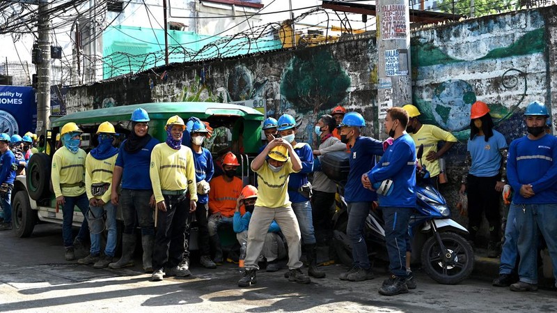 Warga menyelamatkan diri ke luar gedung setelah gempa berkekuatan 7,1 SR, sekitar 300 kilometer jauhnya, terasa di Manila pada 27 Juli 2022. (AFP via Getty Images/JAM STA ROSA)