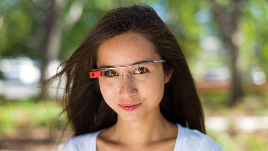 Amanda Rosenberg memamerkan Google Glass