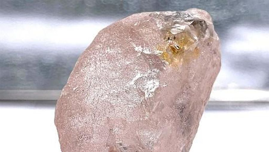 Berlian merah muda 170 karat ditemukan dari Lulo, Angola. (AFP/HANDOUT)