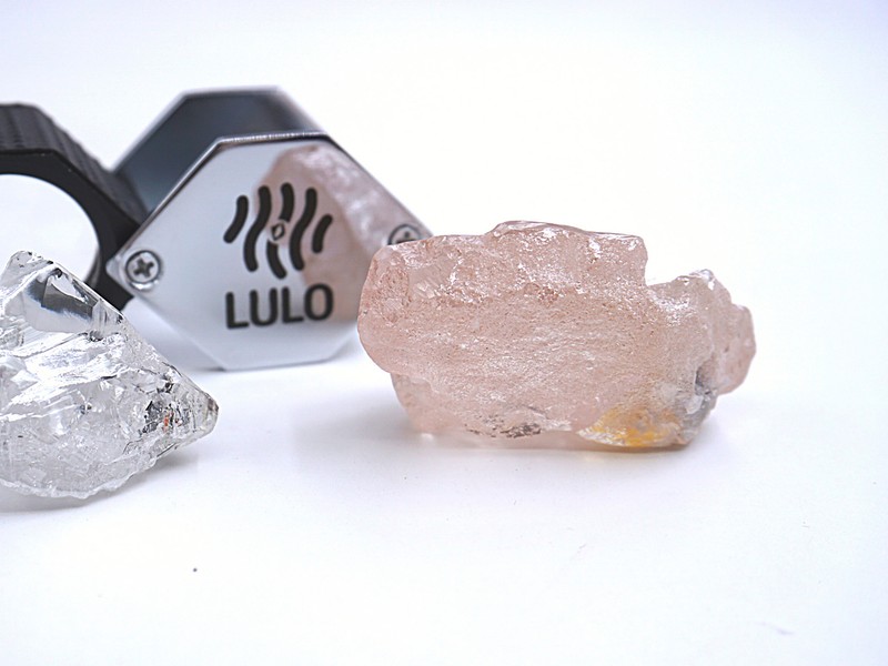 Berlian merah muda 170 karat ditemukan dari Lulo, Angola. (AFP/HANDOUT)