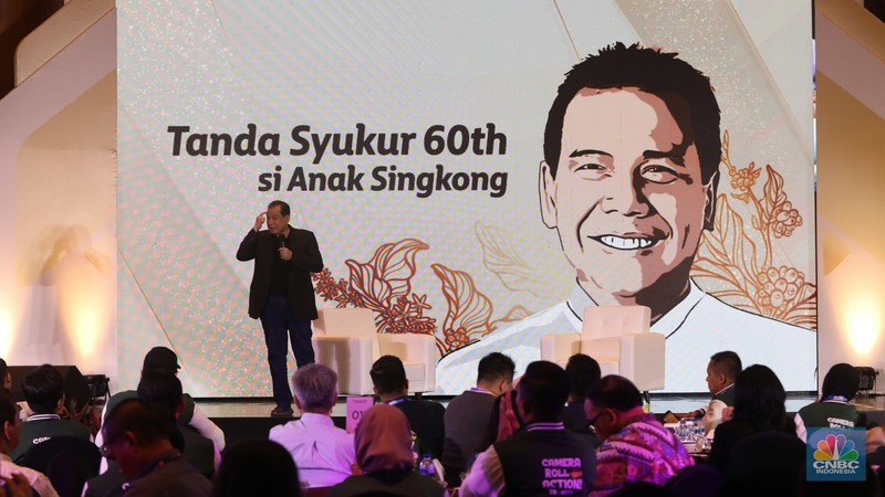 Chairman CT Corp Chairul Tanjung di acara Tanda Syukur 60th si Anak Singkong. Acara itu digelar dalam rangkaian program Tanda Syukur memperingati ulang tahun ke-60 Chairul Tanjung. (CNBC Indonesia/Muhammad Sabki)