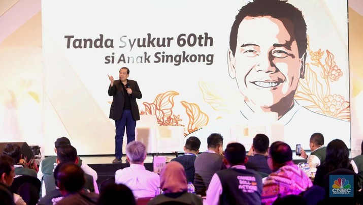 Chairman CT Corp Chairul Tanjung di acara Tanda Syukur 60th si Anak Singkong. Acara itu digelar dalam rangkaian program Tanda Syukur memperingati ulang tahun ke-60 Chairul Tanjung. (CNBC Indonesia/Muhammad Sabki) Chairman CT Corp Chairul Tanjung di acara Tanda Syukur 60th si Anak Singkong. Acara itu digelar dalam rangkaian program Tanda Syukur memperingati ulang tahun ke-60 Chairul Tanjung. (CNBC Indonesia/Muhammad Sabki)