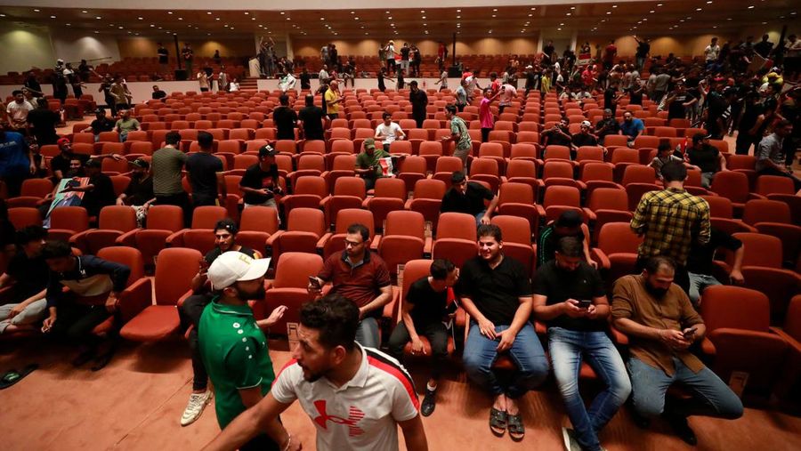 Pendukung ulama Irak Moqtada Sadr berkumpul di luar parlemen Irak di Zona Hijau keamanan tinggi ibukota Baghdad, saat mereka memprotes pencalonan blok saingan untuk perdana menteri, pada 27 Juli 2022. (AFP via Getty Images/AHMAD AL-RUBAYE)