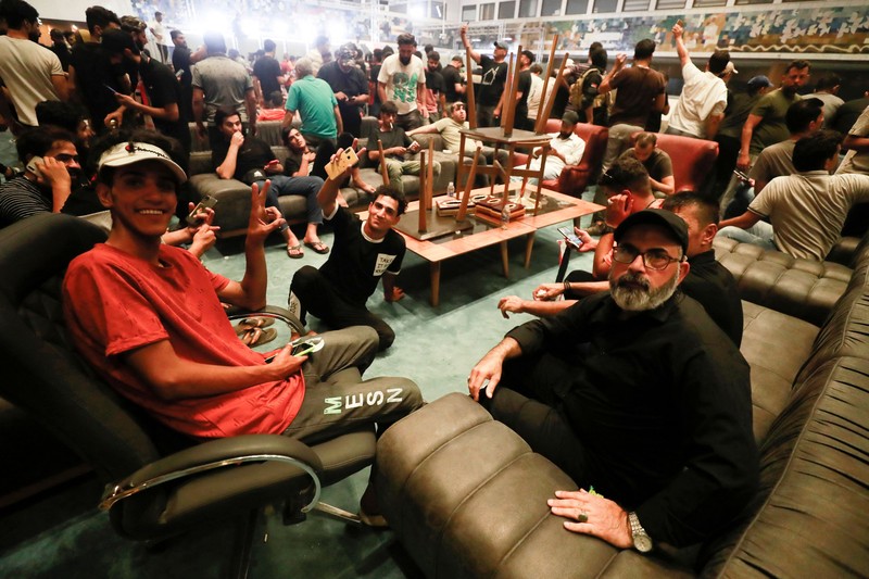 Pendukung ulama Irak Moqtada Sadr berkumpul di luar parlemen Irak di Zona Hijau keamanan tinggi ibukota Baghdad, saat mereka memprotes pencalonan blok saingan untuk perdana menteri, pada 27 Juli 2022. (AFP via Getty Images/AHMAD AL-RUBAYE)