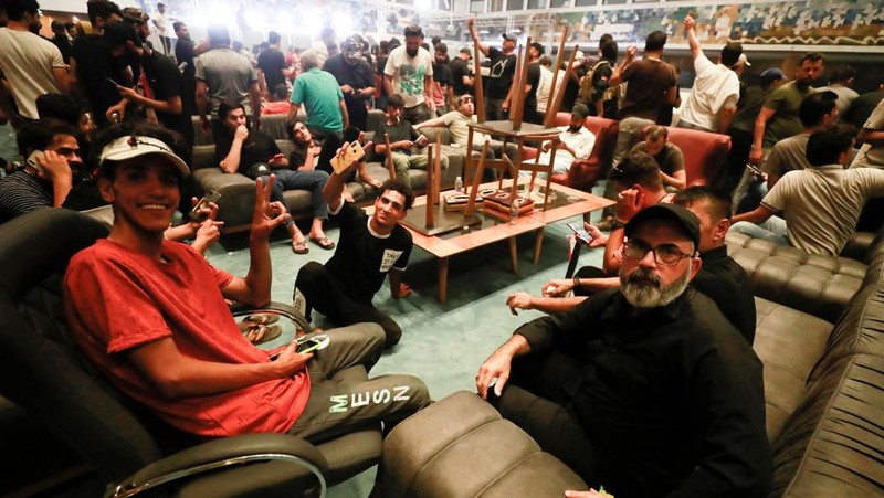 Pendukung ulama Irak Moqtada Sadr berkumpul di luar parlemen Irak di Zona Hijau keamanan tinggi ibukota Baghdad, saat mereka memprotes pencalonan blok saingan untuk perdana menteri, pada 27 Juli 2022. (AFP via Getty Images/AHMAD AL-RUBAYE)