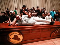 Gedung Parlemen Diserbu Pendukung Ulama di Sini, Kenapa?
