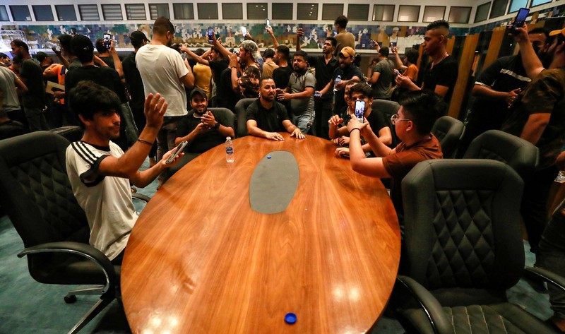 Pendukung ulama Irak Moqtada Sadr berkumpul di luar parlemen Irak di Zona Hijau keamanan tinggi ibukota Baghdad, saat mereka memprotes pencalonan blok saingan untuk perdana menteri, pada 27 Juli 2022. (AFP via Getty Images/AHMAD AL-RUBAYE)