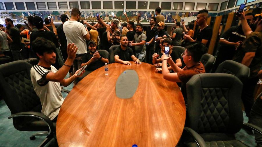 Pendukung ulama Irak Moqtada Sadr berkumpul di luar parlemen Irak di Zona Hijau keamanan tinggi ibukota Baghdad, saat mereka memprotes pencalonan blok saingan untuk perdana menteri, pada 27 Juli 2022. (AFP via Getty Images/AHMAD AL-RUBAYE)