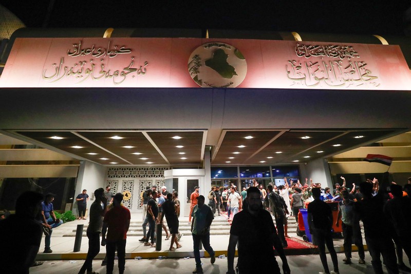 Pendukung ulama Irak Moqtada Sadr berkumpul di luar parlemen Irak di Zona Hijau keamanan tinggi ibukota Baghdad, saat mereka memprotes pencalonan blok saingan untuk perdana menteri, pada 27 Juli 2022. (AFP via Getty Images/AHMAD AL-RUBAYE) Pendukung ulama Irak Moqtada Sadr berkumpul di luar parlemen Irak di Zona Hijau keamanan tinggi ibukota Baghdad, saat mereka memprotes pencalonan blok saingan untuk perdana menteri, pada 27 Juli 2022. (AFP via Getty Images/AHMAD AL-RUBAYE)