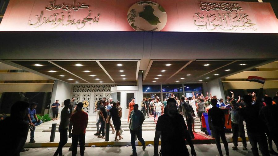 Pendukung ulama Irak Moqtada Sadr berkumpul di luar parlemen Irak di Zona Hijau keamanan tinggi ibukota Baghdad, saat mereka memprotes pencalonan blok saingan untuk perdana menteri, pada 27 Juli 2022. (AFP via Getty Images/AHMAD AL-RUBAYE)