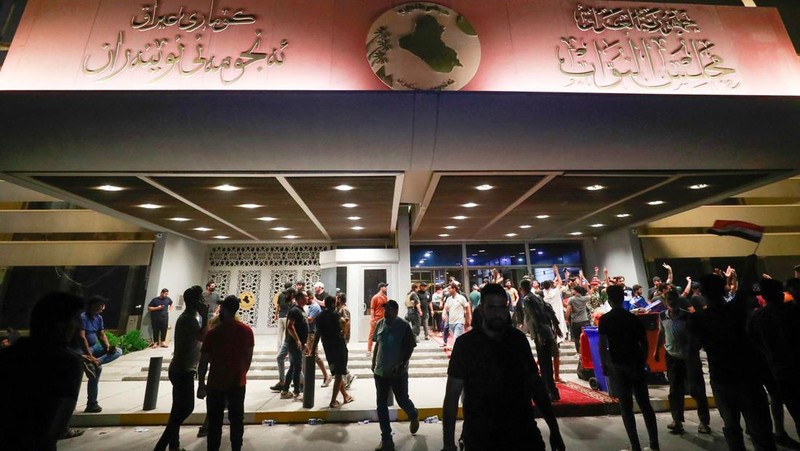 Pendukung ulama Irak Moqtada Sadr berkumpul di luar parlemen Irak di Zona Hijau keamanan tinggi ibukota Baghdad, saat mereka memprotes pencalonan blok saingan untuk perdana menteri, pada 27 Juli 2022. (AFP via Getty Images/AHMAD AL-RUBAYE)