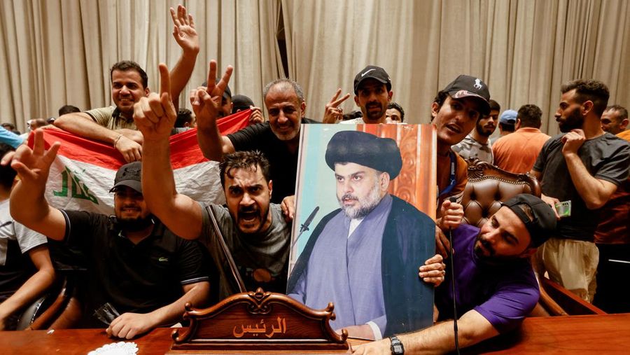 Pendukung ulama Syiah Irak Moqtada al-Sadr bereaksi ketika mereka memprotes korupsi di dalam gedung parlemen di Baghdad, Irak 27 Juli 2022. (REUTERS/AHMED SAAD)
