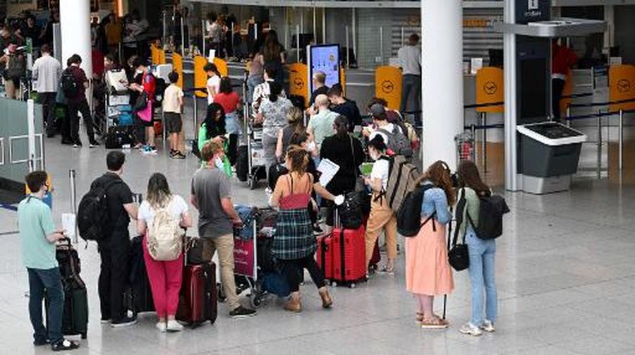 Penumpang pesawat Lufthansa di Jerman terbengkalai imbas staf dan karyawan mogok masal. (AFP/CHRISTOF STACHE)
