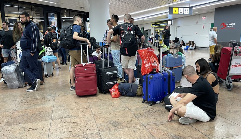 Penumpang pesawat Lufthansa di Jerman terbengkalai imbas staf dan karyawan mogok masal. (AP/Martin Meissner)