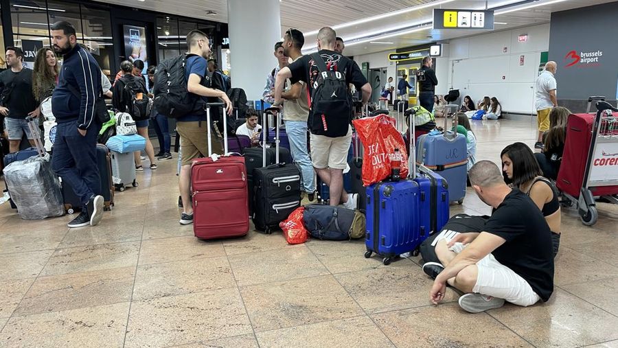 Penumpang pesawat Lufthansa di Jerman terbengkalai imbas staf dan karyawan mogok masal. (AP/Martin Meissner)