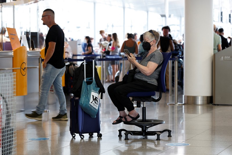Penumpang pesawat Lufthansa di Jerman terbengkalai imbas staf dan karyawan mogok masal. (AP/Martin Meissner)