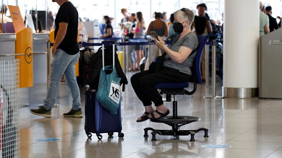 Penumpang pesawat Lufthansa di Jerman terbengkalai imbas staf dan karyawan mogok masal. (AP/Martin Meissner)