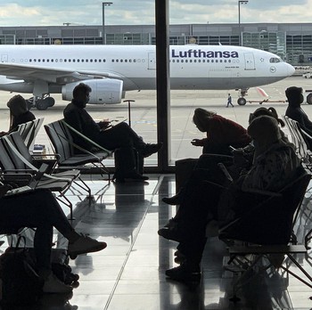 Bukan RI! Potret Bandara Jerman 'Kacau' Penuh Orang, Kenapa?