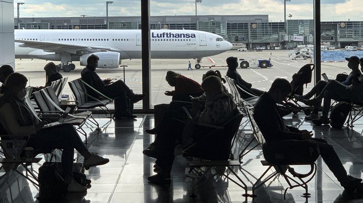 Penumpang pesawat Lufthansa di Jerman terbengkalai imbas staf dan karyawan mogok masal. (AP/Martin Meissner)