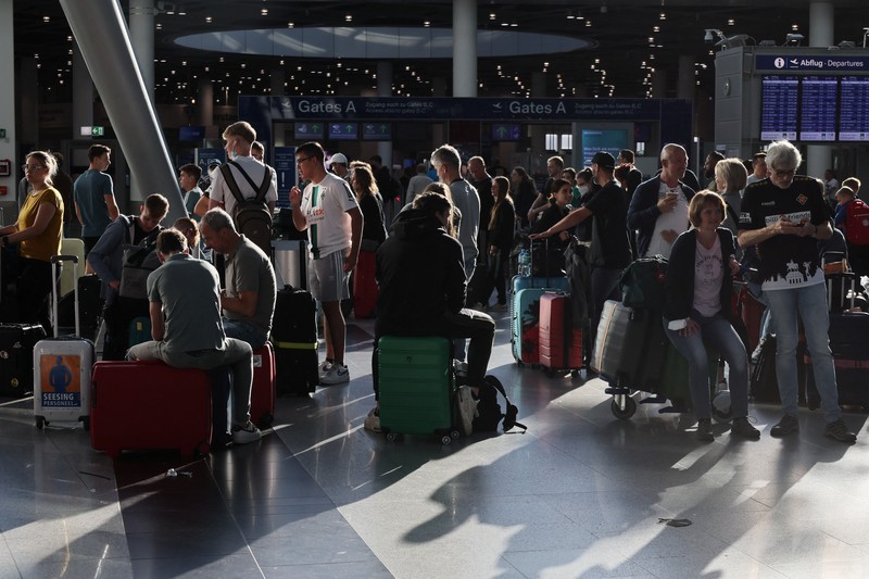 Penumpang pesawat Lufthansa di Jerman terbengkalai imbas staf dan karyawan mogok masal. (AP/Martin Meissner)