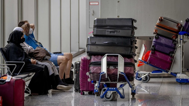Penumpang pesawat Lufthansa di Jerman terbengkalai imbas staf dan karyawan mogok masal. (AP/Martin Meissner)