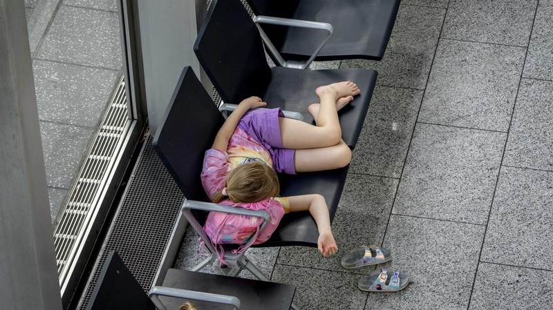 Penumpang pesawat Lufthansa di Jerman terbengkalai imbas staf dan karyawan mogok masal. (AP/Martin Meissner)