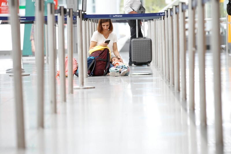 Penumpang pesawat Lufthansa di Jerman terbengkalai imbas staf dan karyawan mogok masal. (AP/Martin Meissner) Penumpang pesawat Lufthansa di Jerman terbengkalai imbas staf dan karyawan mogok masal. (AP/Martin Meissner)