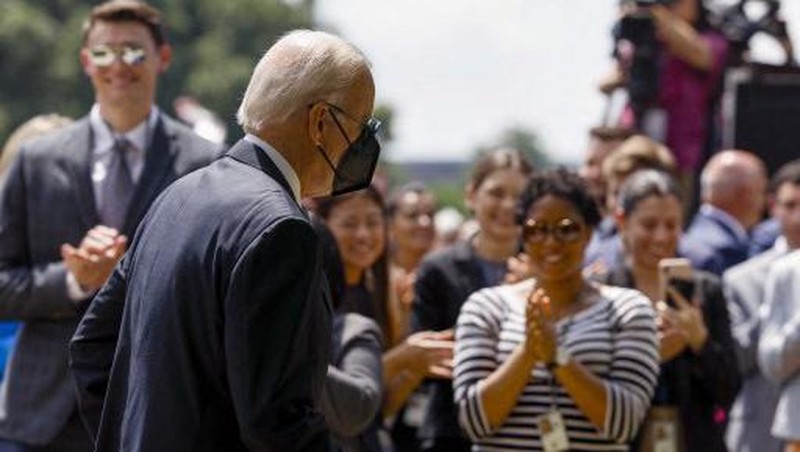 Presiden AS Joe Biden berjalan ke Rose Garden untuk menyampaikan pidato tentang COVID-19 di Gedung Putih pada 27 Juli 2022 di Washington, DC. Dokter Presiden Bidens Dr. Kevin O'Connor mengumumkan pagi ini bahwa Biden telah dites negatif untuk COVID-19 dan akan kembali bekerja secara langsung. (Getty Images via AFP/ANNA MONEYMAKER)
