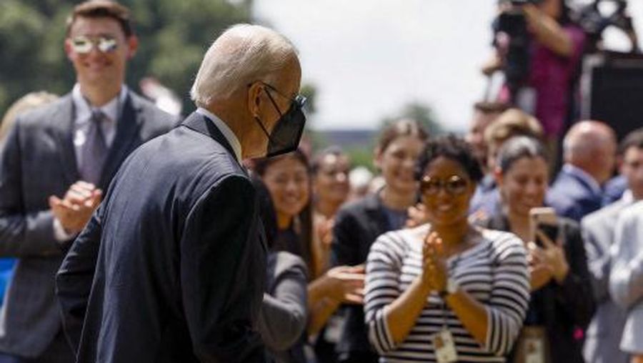 Presiden AS Joe Biden berjalan ke Rose Garden untuk menyampaikan pidato tentang COVID-19 di Gedung Putih pada 27 Juli 2022 di Washington, DC. Dokter Presiden Bidens Dr. Kevin O'Connor mengumumkan pagi ini bahwa Biden telah dites negatif untuk COVID-19 dan akan kembali bekerja secara langsung. (Getty Images via AFP/ANNA MONEYMAKER)