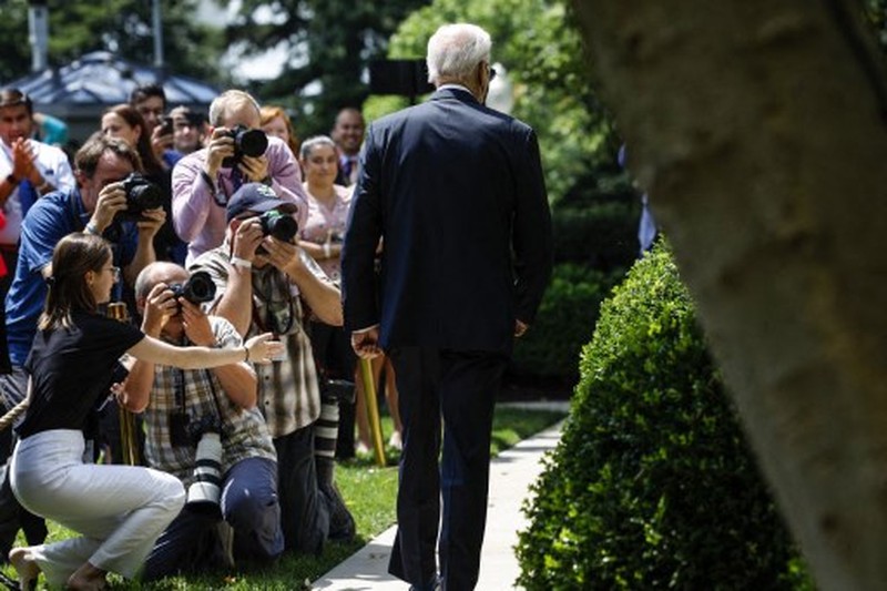 Presiden AS Joe Biden berjalan ke Rose Garden untuk menyampaikan pidato tentang COVID-19 di Gedung Putih pada 27 Juli 2022 di Washington, DC. Dokter Presiden Bidens Dr. Kevin O'Connor mengumumkan pagi ini bahwa Biden telah dites negatif untuk COVID-19 dan akan kembali bekerja secara langsung. (Getty Images via AFP/ANNA MONEYMAKER)