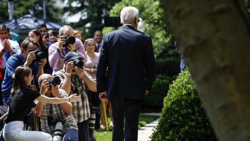 Presiden AS Joe Biden berjalan ke Rose Garden untuk menyampaikan pidato tentang COVID-19 di Gedung Putih pada 27 Juli 2022 di Washington, DC. Dokter Presiden Bidens Dr. Kevin O'Connor mengumumkan pagi ini bahwa Biden telah dites negatif untuk COVID-19 dan akan kembali bekerja secara langsung. (Getty Images via AFP/ANNA MONEYMAKER)