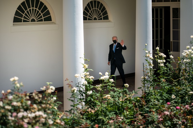 Presiden AS Joe Biden berjalan ke Rose Garden untuk menyampaikan pidato tentang COVID-19 di Gedung Putih pada 27 Juli 2022 di Washington, DC. Dokter Presiden Bidens Dr. Kevin O'Connor mengumumkan pagi ini bahwa Biden telah dites negatif untuk COVID-19 dan akan kembali bekerja secara langsung. (Getty Images via AFP/ANNA MONEYMAKER) Presiden AS Joe Biden berjalan ke Rose Garden untuk menyampaikan pidato tentang COVID-19 di Gedung Putih pada 27 Juli 2022 di Washington, DC. Dokter Presiden Bidens Dr. Kevin O'Connor mengumumkan pagi ini bahwa Biden telah dites negatif untuk COVID-19 dan akan kembali bekerja secara langsung. (Getty Images via AFP/ANNA MONEYMAKER)
