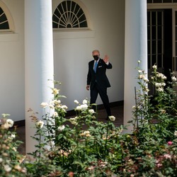 Pakai Masker, Ini Potret Baru Biden Usai Sembuh dari Covid