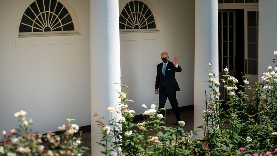 Presiden AS Joe Biden berjalan ke Rose Garden untuk menyampaikan pidato tentang COVID-19 di Gedung Putih pada 27 Juli 2022 di Washington, DC. Dokter Presiden Bidens Dr. Kevin O'Connor mengumumkan pagi ini bahwa Biden telah dites negatif untuk COVID-19 dan akan kembali bekerja secara langsung. (Getty Images via AFP/ANNA MONEYMAKER)