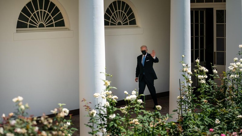 Presiden AS Joe Biden berjalan ke Rose Garden untuk menyampaikan pidato tentang COVID-19 di Gedung Putih pada 27 Juli 2022 di Washington, DC. Dokter Presiden Bidens Dr. Kevin O'Connor mengumumkan pagi ini bahwa Biden telah dites negatif untuk COVID-19 dan akan kembali bekerja secara langsung. (Getty Images via AFP/ANNA MONEYMAKER)