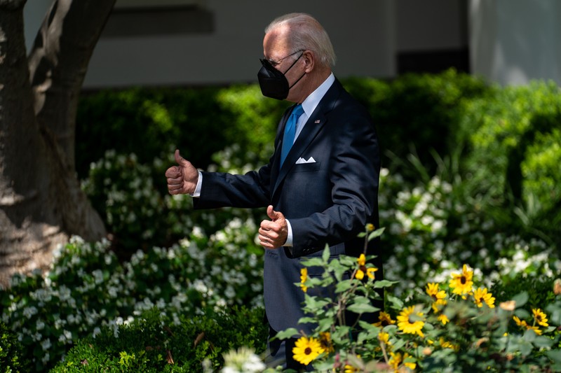 Presiden AS Joe Biden berjalan ke Rose Garden untuk menyampaikan pidato tentang COVID-19 di Gedung Putih pada 27 Juli 2022 di Washington, DC. Dokter Presiden Bidens Dr. Kevin O'Connor mengumumkan pagi ini bahwa Biden telah dites negatif untuk COVID-19 dan akan kembali bekerja secara langsung. (Getty Images via AFP/ANNA MONEYMAKER)