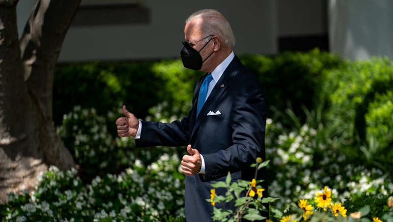 Presiden AS Joe Biden berjalan ke Rose Garden untuk menyampaikan pidato tentang COVID-19 di Gedung Putih pada 27 Juli 2022 di Washington, DC. Dokter Presiden Bidens Dr. Kevin O'Connor mengumumkan pagi ini bahwa Biden telah dites negatif untuk COVID-19 dan akan kembali bekerja secara langsung. (Getty Images via AFP/ANNA MONEYMAKER)
