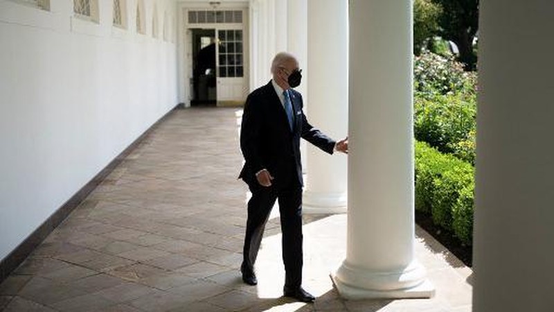 Presiden AS Joe Biden berjalan ke Rose Garden untuk menyampaikan pidato tentang COVID-19 di Gedung Putih pada 27 Juli 2022 di Washington, DC. Dokter Presiden Bidens Dr. Kevin O'Connor mengumumkan pagi ini bahwa Biden telah dites negatif untuk COVID-19 dan akan kembali bekerja secara langsung. (Getty Images via AFP/ANNA MONEYMAKER)
