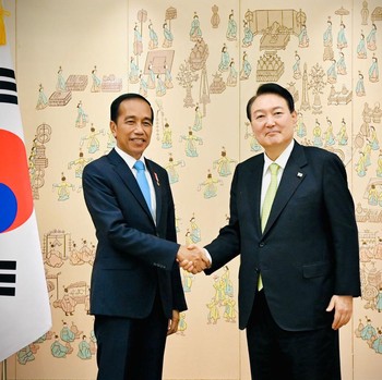 Potret Kemesraan Jokowi dan Presiden Korsel Yoon Suk Yeol