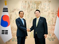 Potret Kemesraan Jokowi dan Presiden Korsel Yoon Suk Yeol