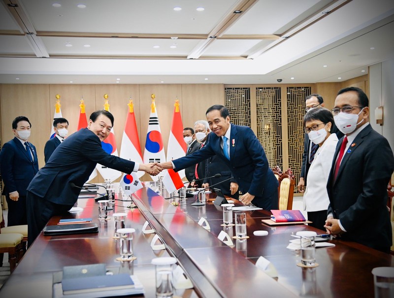 Presiden Joko Widodo melakukan pertemuan dengan Presiden Korea Selatan Yoon Suk-yeol di Kantor Kepresidenan Yongsan, Seoul, Kamis sore, 28 Juli 2022. Presiden Jokowi tiba dan disambut langsung oleh Presiden Yoon. (Dok: Biro Pers Sekretariat Presiden) Presiden Joko Widodo melakukan pertemuan dengan Presiden Korea Selatan Yoon Suk-yeol di Kantor Kepresidenan Yongsan, Seoul, Kamis sore, 28 Juli 2022. Presiden Jokowi tiba dan disambut langsung oleh Presiden Yoon. (Dok: Biro Pers Sekretariat Presiden)