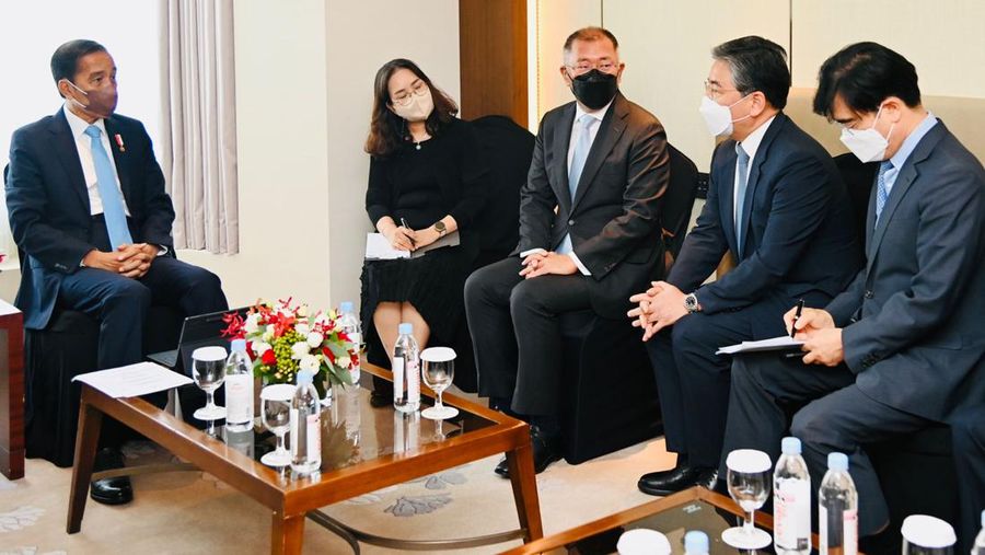 Presiden Joko Widodo menerima Executive Chairman Hyundai Motor Group, Chung Eui-sun, di Lotte Hotel, Seoul, pada Kamis, 28 Juli 2022. Dalam pertemuan tersebut, Chairman Hyundai menyampaikan bahwa mereka akan melakukan ekspansi untuk mobil listrik serta penelitian dan pengembangannya di Indonesia. (Dok: Biro Pers Sekretariat Presiden)