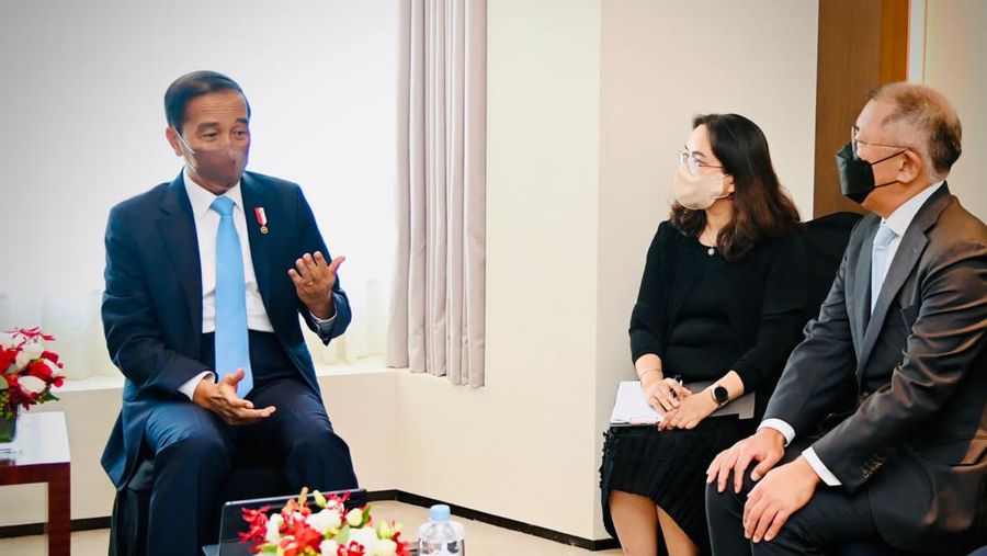 Presiden Joko Widodo menerima Executive Chairman Hyundai Motor Group, Chung Eui-sun, di Lotte Hotel, Seoul, pada Kamis, 28 Juli 2022. Dalam pertemuan tersebut, Chairman Hyundai menyampaikan bahwa mereka akan melakukan ekspansi untuk mobil listrik serta penelitian dan pengembangannya di Indonesia. (Dok: Biro Pers Sekretariat Presiden)