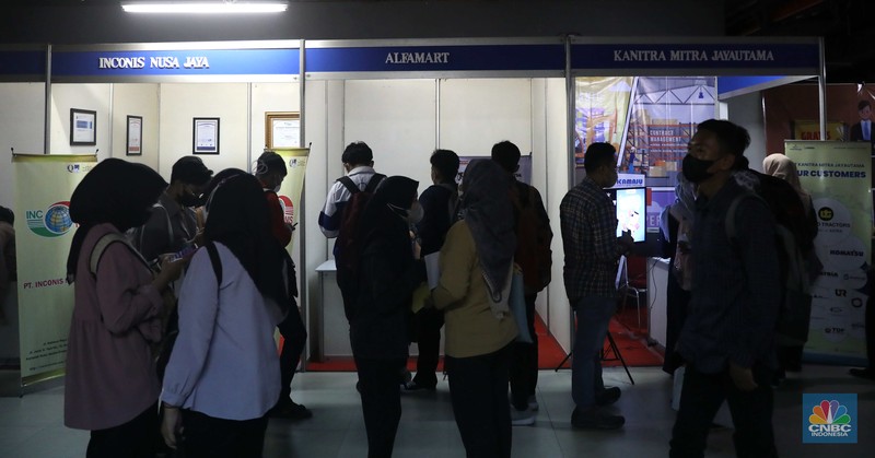 Sejumlah warga mencari lowongan pekerjaan di pameran bursa kerja di Pasaraya Blok M, Jakarta, Kamis, 28/7. Sebanyak 5000 lowongan dari 46 perusahaan hadir untuk membuka karyawan baru. (CNBC Indonesia/Muhammad Sabki)