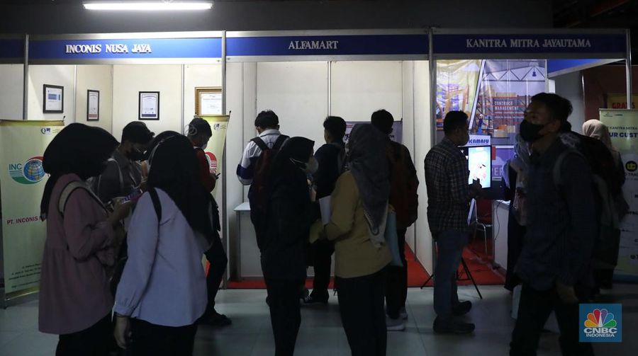 Sejumlah warga mencari lowongan pekerjaan di pameran bursa kerja di Pasaraya Blok M, Jakarta, Kamis, 28/7. Sebanyak 5000 lowongan dari 46 perusahaan hadir untuk membuka karyawan baru. (CNBC Indonesia/Muhammad Sabki)